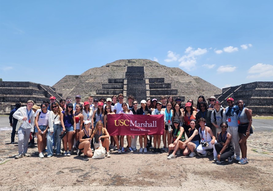 GSI students at Teotihuacan Pyramids